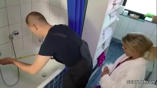 Teeny laesst sich vom Handwerker ficken wegen Rechnung