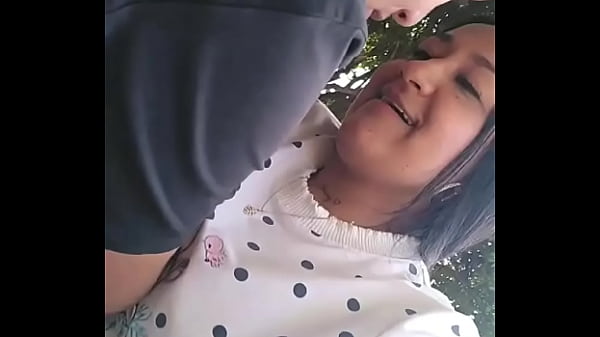 hoy quisimos darnos cari&ntilde;o en un parque, as&iacute; que comenzamos a acariciarnos los co&ntilde;os y lamerlo