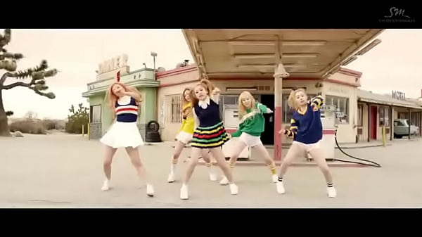 Suruba de l&eacute;sbicas no meio do deserto  