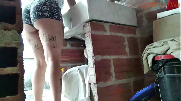 despues de desearla a escondidas me pilla y me la follo en la terraza mientras lava su ropa  