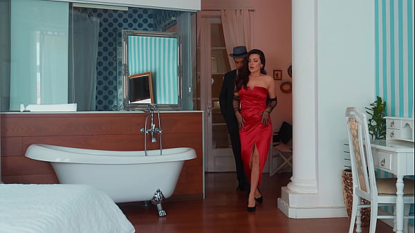 Горячая милфа, возбужденный детектив и потерянная девственность