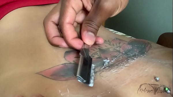 Meu enteado me depilando depois que todos sa&iacute;ram de casa, paguei ele daquele jeitinho bem gostoso