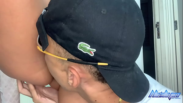 O PUTO PEGOU A GOSTOSA NO FLAGRA NO BANHO E ACABOU DANDO ROLA