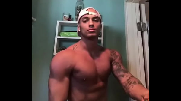 Homem delicioso fumando 