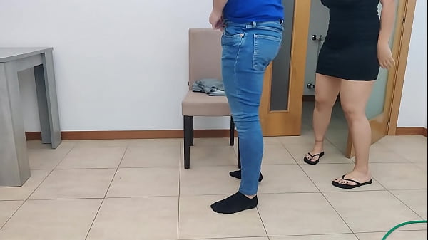 La madre de un amigo chupa la polla mientras toma medidas de ropa