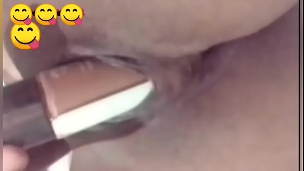 Morena gostosa se masturbando pelo &acirc;nus