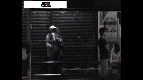 Garota safada chupa o pau do parceiro em p&uacute;blico no ponto de &ocirc;nibus