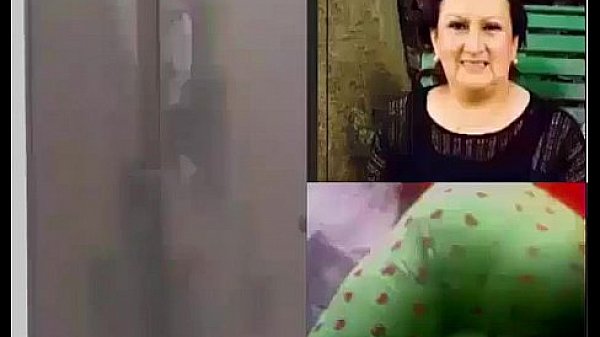 Espiando a una gordita tamando un ba&ntilde;o