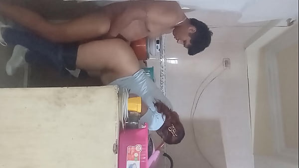 Sexo en la cocina, casi nos descubre su esposo  