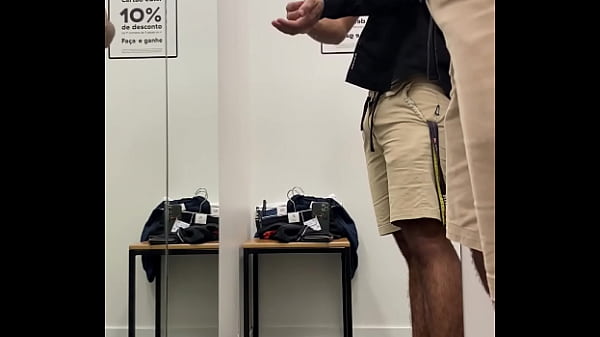 dotado tirando a roupa no provador