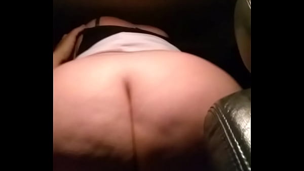 Esposa rabuda no carro 