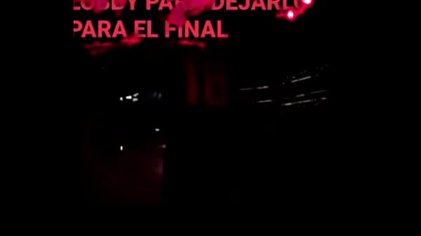 La cama se rompe mientras pasan cosas  