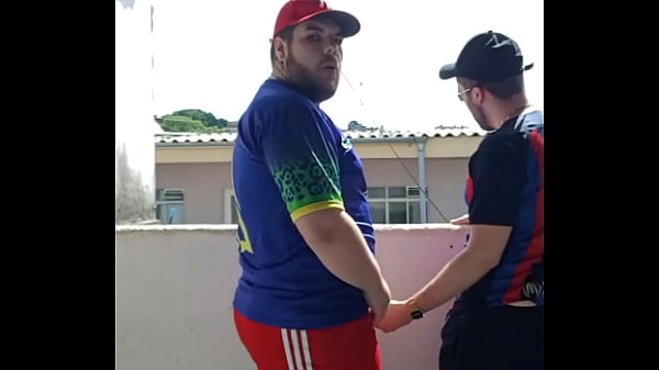 Urs&atilde;o maloka comendo branquinho tatuado na laje (COMPLETO NO RED)