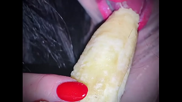 BABE SUCKS BANANA LIKE A COCK  