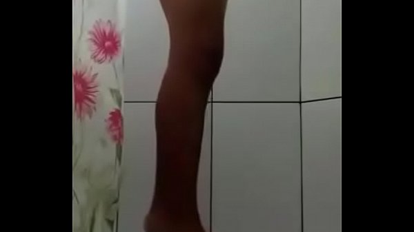Novinho batendo Punheta no banho