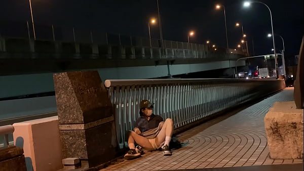 女装まゆが橋の上でパンツ見せ  