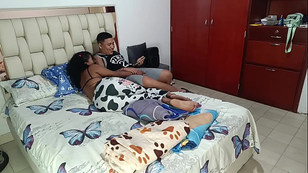 HERMANASTRO CALIENTE CON MUCHAS GANAS DE FOLLAR INVITA A SU HERMNASTRA A TENER SEXO