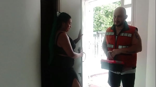 llamo al plomero para que me revise la ca&ntilde;er&iacute;a y termina revisando la profundidad de mi co&ntilde;o con su polla