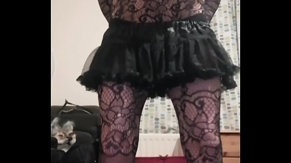 I went for a wee on the floor and soaked my panties. Have volume at max for best sound.