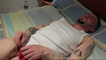 Me masturbo con las bragas de mi mujer y ella me la chupa  