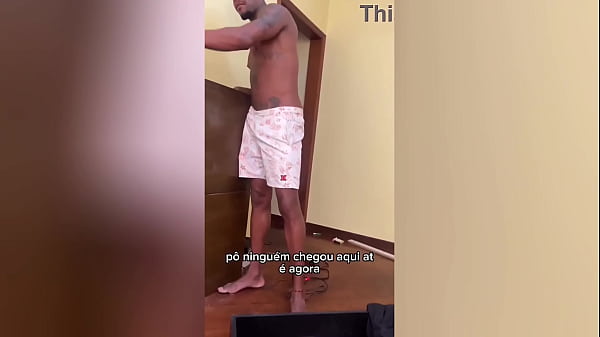 Twink recebe visita do neg&atilde;o t&eacute;cnico de tv e n&atilde;o aguenta o servi&ccedil;o completo / Twink receives a visit from the black TV technician and can't stand the full service 