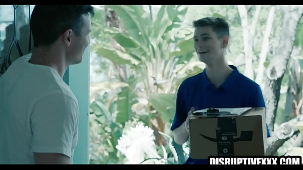 Amazon delivery guy fucked by gay client - Trevor Harris & Derek Kage 