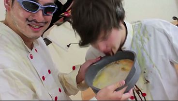 Unos weyes hornys hacen un v&iacute;deo haciendo un pastel de vomito (spoiler queda culero) 