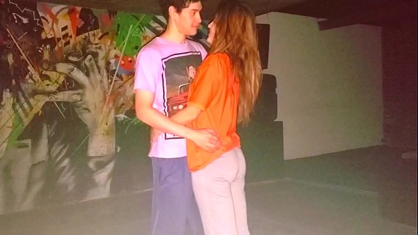 cumple su fantas&iacute;a foll&aacute;ndose una milf bien caliente