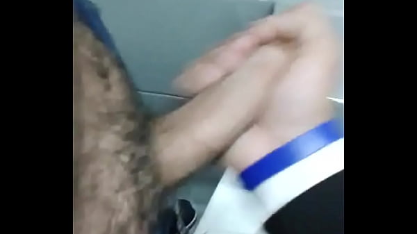 Le corr&iacute; a macho hetero casado venezolano en un ba&ntilde;o