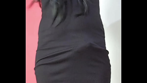 Putinha atr&aacute;s de homens