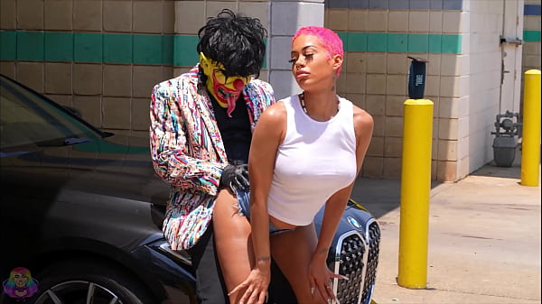 Ebony Mega Slut And Goddess Throwing Ass On A Clown