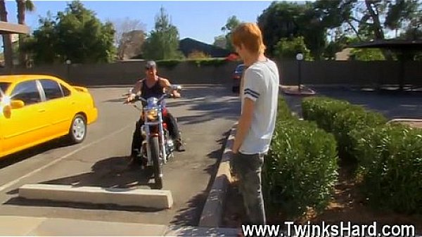 Twink sex Hippie stud Preston Andrews can't help but admire the chunk