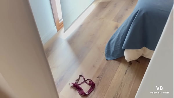 Mi madrastra culona me descubri&oacute; espiandola