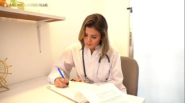 doctora petite de enorme culo ayuda a su paciente bbc con su problema de ereccion - Melanie Caceres & Boris Jackson