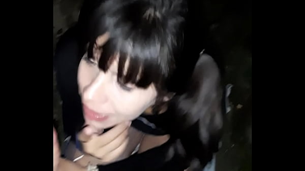 Por una chupeta da una CHUPADA la noche afuera al aire libre