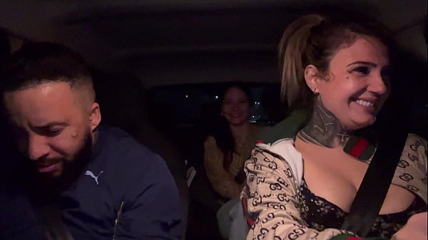 Pegamos uma passageira de frente de um Putero badalado em S&atilde;o Paulo! J&aacute; sabe oque aconteceu com a pulta safada dentro do Carro!