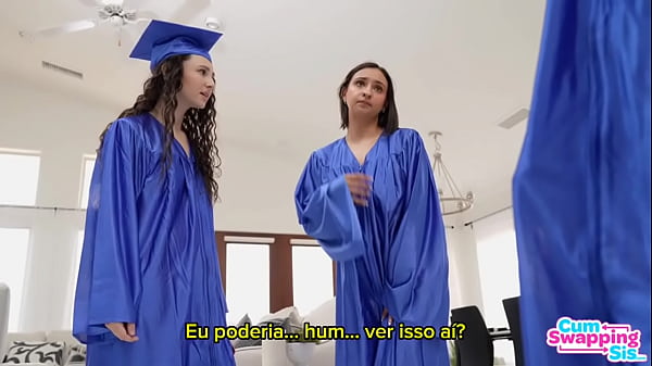 Recebendo um presente de formatura da meia-irm&atilde; e da amiga