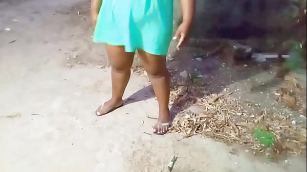 Flagrei a vizinha evang&eacute;lica regando as plantas, sem calcinha.