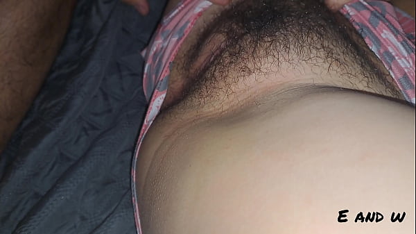 la hermanastra hindi xxx se deja tocar cuando vemos la televisi&oacute;n en la habitaci&oacute;n quiere meter mi verga en su co&ntilde;o apretado