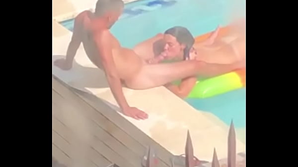 No se da cuenta que su novio la graba