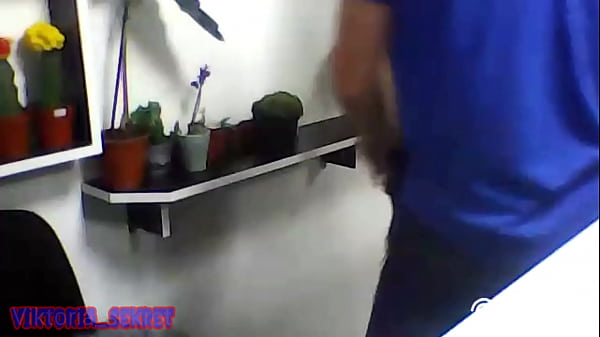 электрик захотел трахнуть продавщицу на рабочем месте