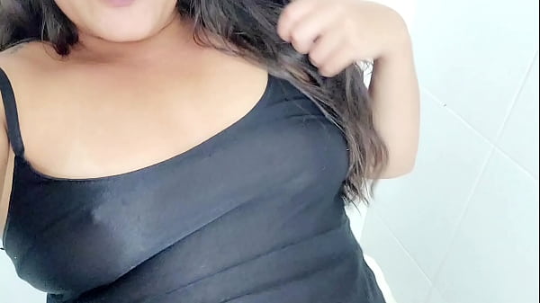 Enfiou a calcinha dentro da buceta