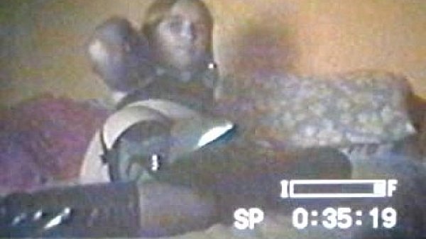 mirando pijas en la tele se masturba