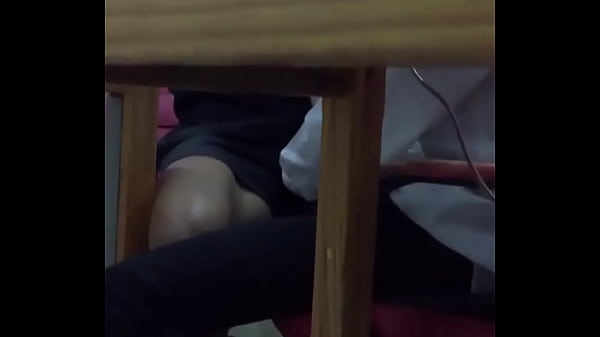 Mấy anh cu to d&agrave;i nh&igrave;n muốn b&uacute; gi&uacute;p nhau trong qu&aacute;n n&eacute;t