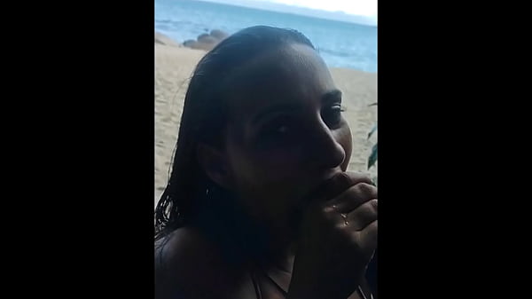 Estranho gozando nas costas da esposa exibicionista junto com o marido