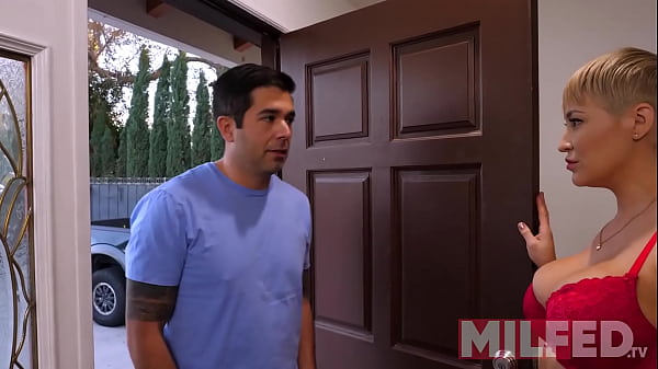 Esta Madrastra est&aacute; m&aacute;s caliente que el horno de la cocina - MILFED  