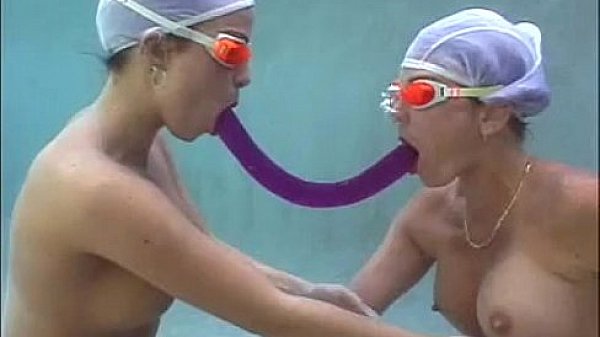 Sandy Knight and Daisy Duxx play with a Double Header Underwater!