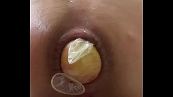 Engolindo uma ma&ccedil;&atilde; pelo cu