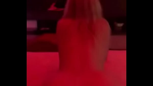 Est&aacute; hermosa rubia cabalga mientras gime rico