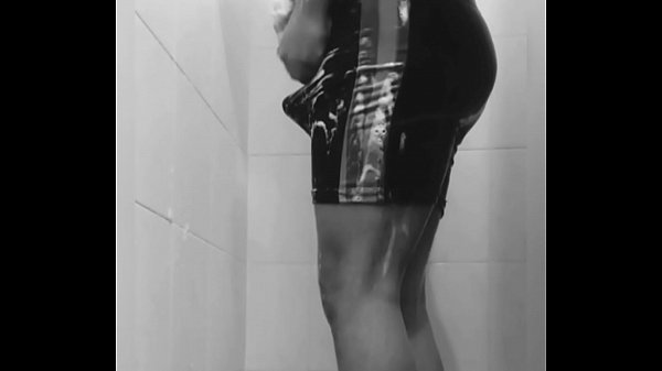 Jalandomela con traje de ba&ntilde;o apretado  